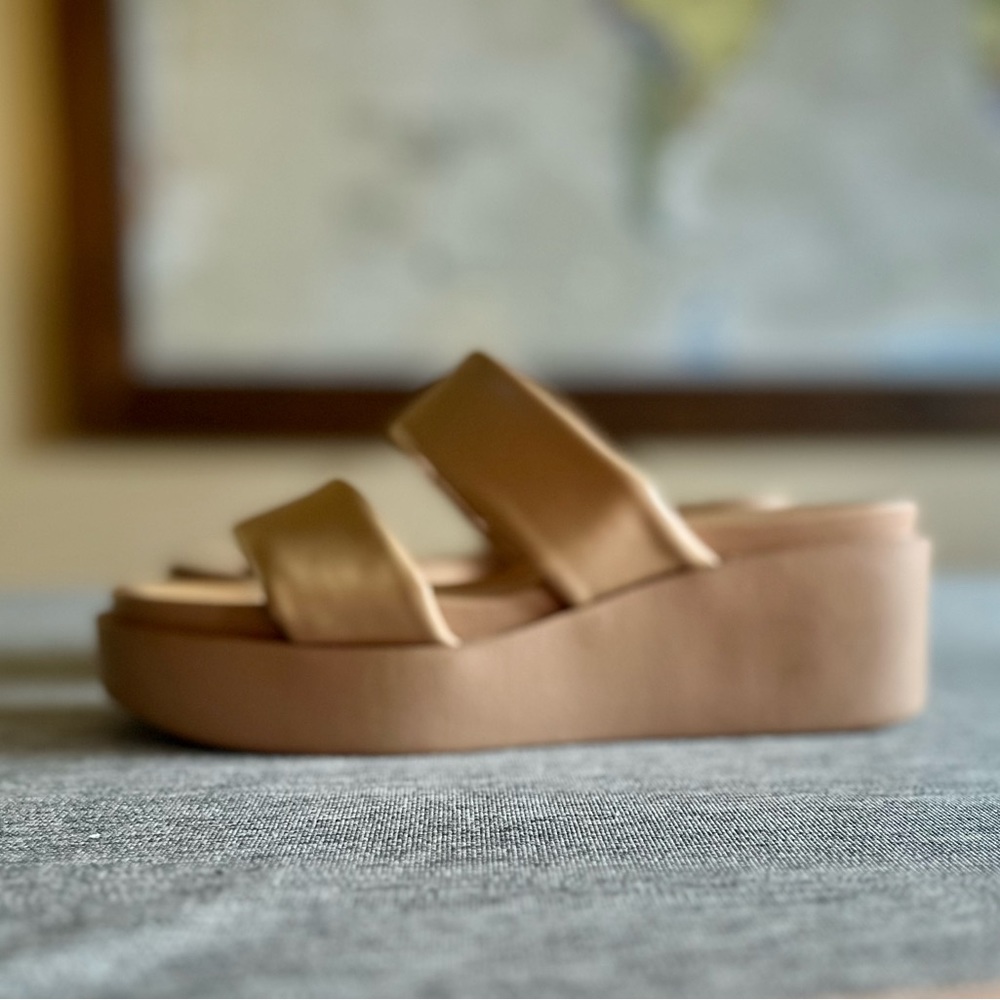 STYLISH, COMFY DOUBLE STRAP NUDE PLATFORM SANDLE